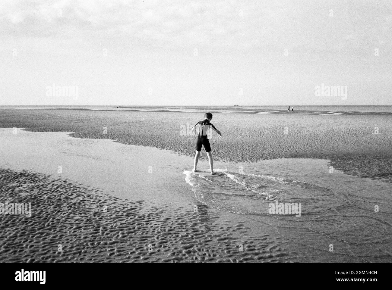 Un jeune garçon de 12 ans arnaque à West Wittering Beach, Chichester, West Sussex, Angleterre, Royaume-Uni, Angleterre, Royaume-Uni. Banque D'Images