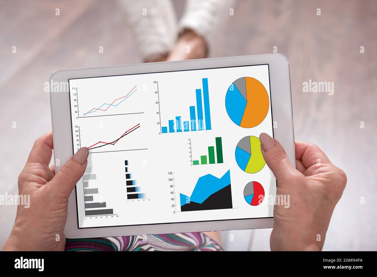 Concept d'analyse graphique présenté sur une tablette tenue par une femme Banque D'Images