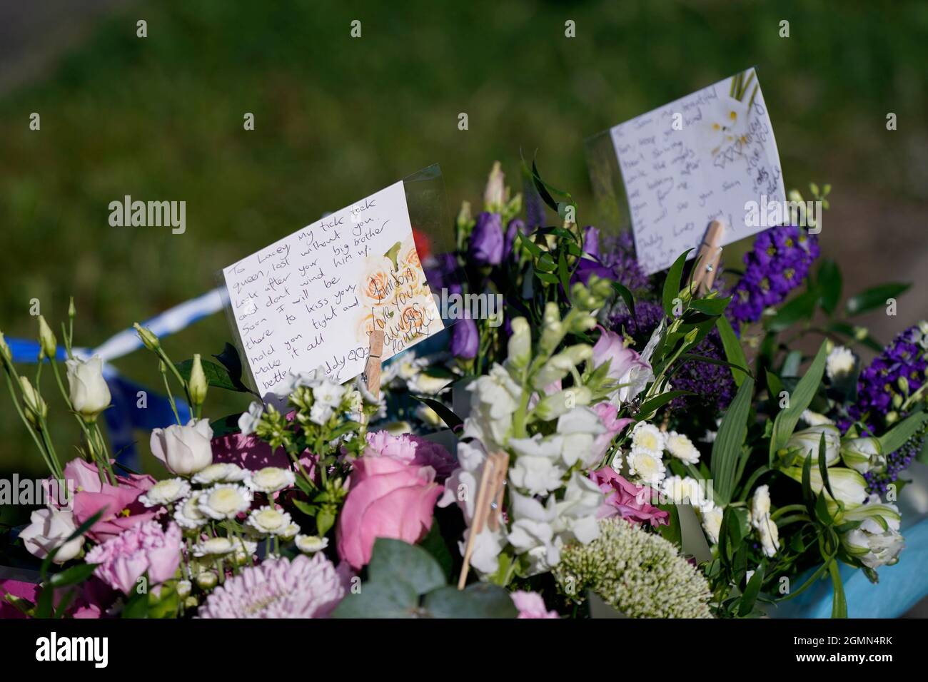 Messages laissés par le père à deux des victimes sur des bouquets de fleurs sur la scène de Chandos Crescent, Killamarsh, près de Sheffield, où quatre personnes ont été trouvées mortes dans une maison dimanche. La police de Derbyshire a déclaré qu'un homme est en garde à vue et qu'il ne cherche personne d'autre en relation avec la mort. Date de la photo: Lundi 20 septembre 2021. Banque D'Images