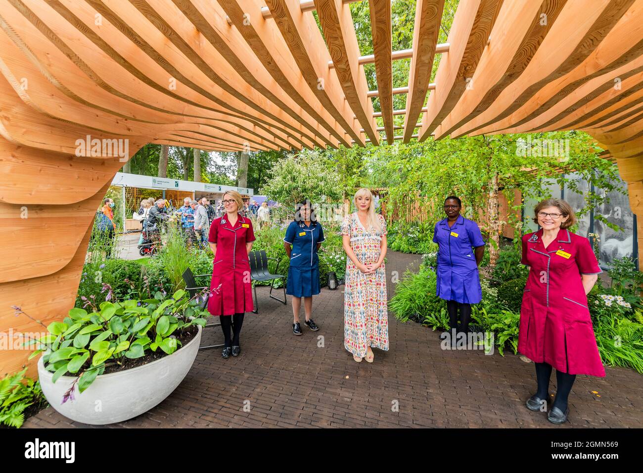 Londres, Royaume-Uni. 20 septembre 2021. Helen George, d'appeler la sage-femme, et quatre infirmières Nightinmgale visitent le jardin Nightingale de Florence: Une célébration des soins infirmiers modernes conçu par Robert Myers - le Chelsea Flower Show 2021. Le spectacle a été annulé l'année dernière en raison de l'éclusage du coronavirus. Crédit : Guy Bell/Alay Live News Banque D'Images