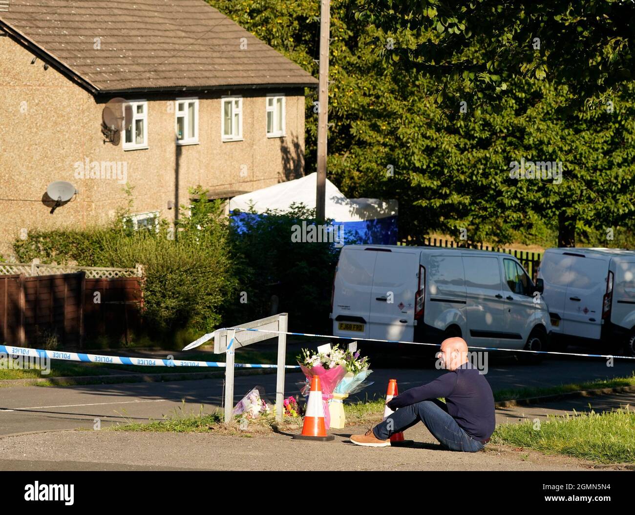 Le père de certaines des victimes laisse des fleurs sur les lieux de Chandos Crescent, à Killamarsh, près de Sheffield, où quatre personnes ont été trouvées mortes dans une maison dimanche. La police de Derbyshire a déclaré qu'un homme est en garde à vue et qu'il ne cherche personne d'autre en relation avec la mort. Date de la photo: Lundi 20 septembre 2021. Banque D'Images