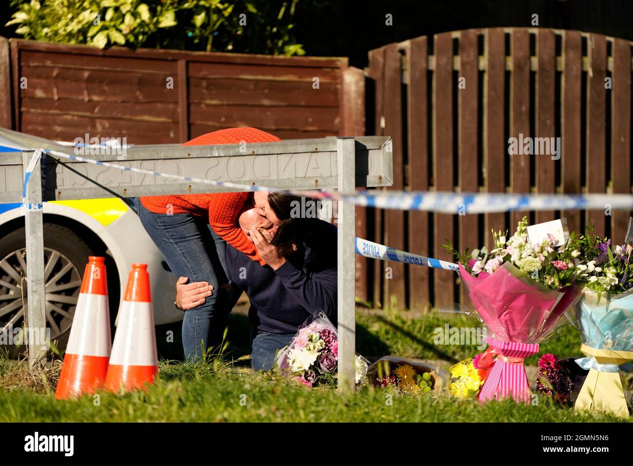 Le père de certaines des victimes laisse des fleurs sur les lieux de Chandos Crescent, à Killamarsh, près de Sheffield, où quatre personnes ont été trouvées mortes dans une maison dimanche. La police de Derbyshire a déclaré qu'un homme est en garde à vue et qu'il ne cherche personne d'autre en relation avec la mort. Date de la photo: Lundi 20 septembre 2021. Banque D'Images