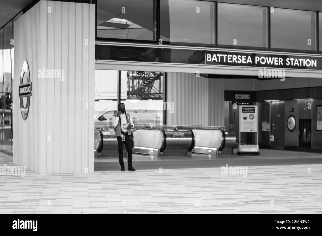 BATTERSEA, LONDRES, ANGLETERRE- 20 septembre 2021: Station de métro Battersea Power Station le premier jour d'ouverture aux passagers Banque D'Images