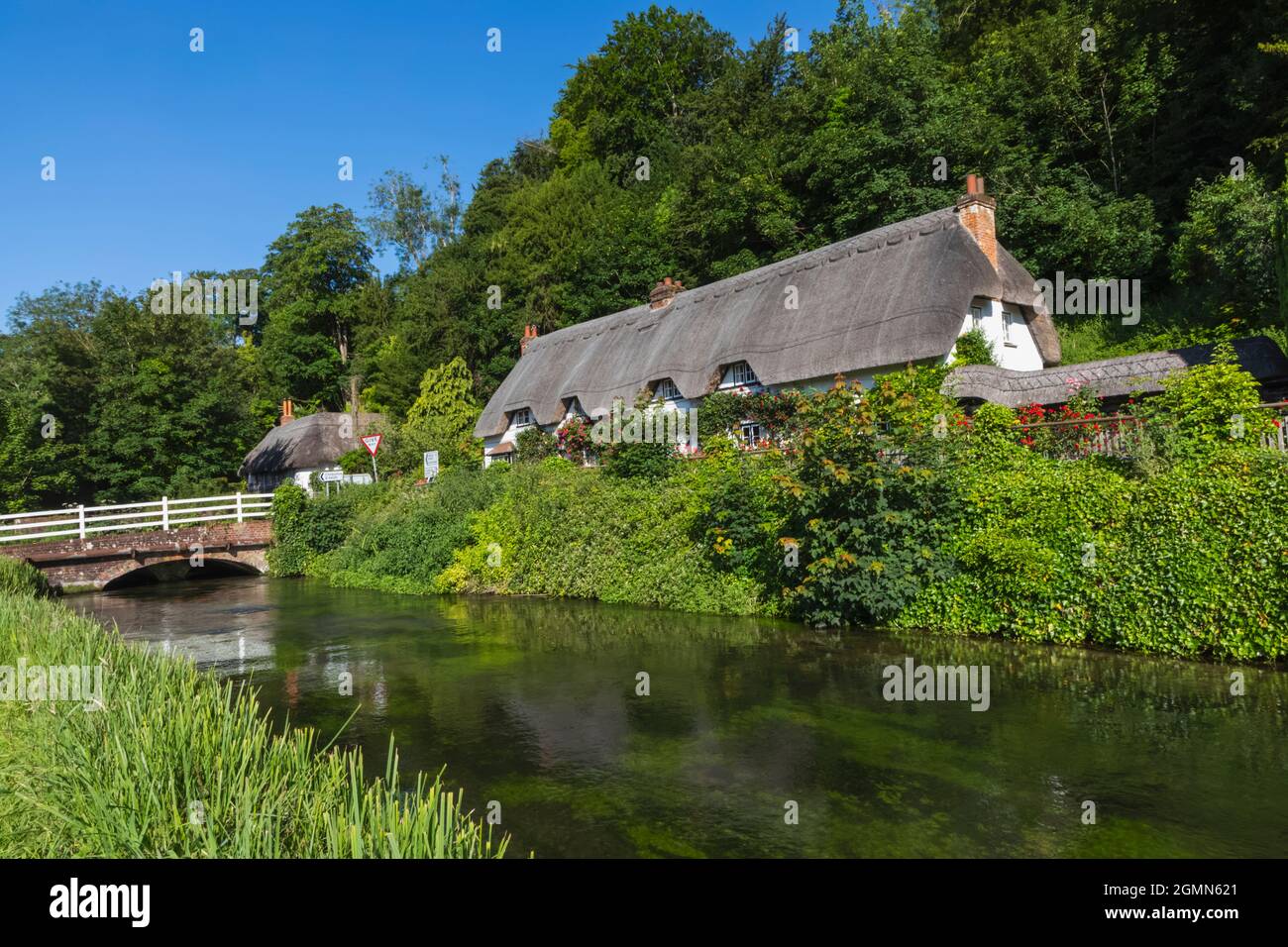 Angleterre, Hampshire, Test Valley, Wherwell, maison de campagne traditionnelle de chaume et River Test Banque D'Images