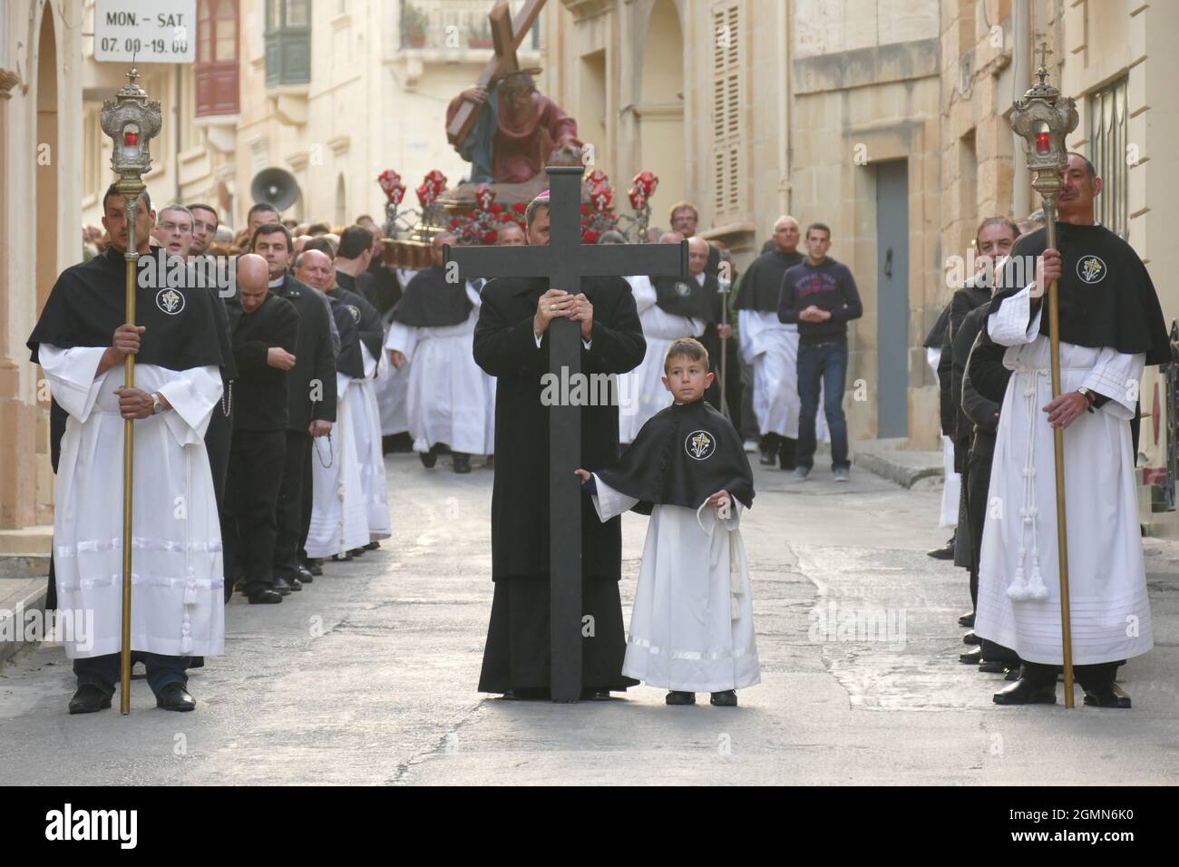 Le cardinal Mario Grech, secrétaire général du Synode, l'un des principaux prétendants à succéder au pape François en tant que nouveau pape, dirigeant les prières pour la pluie sur l'île de Gozo. Photo d'Adam Alexander Banque D'Images Le cardinal Mario Grech, secrétaire général du Synode, l'un des principaux prétendants à succéder au pape François en tant que nouveau pape, dirigeant les prières pour la pluie sur l'île de Gozo. Photo d'Adam Alexander Banque D'Images