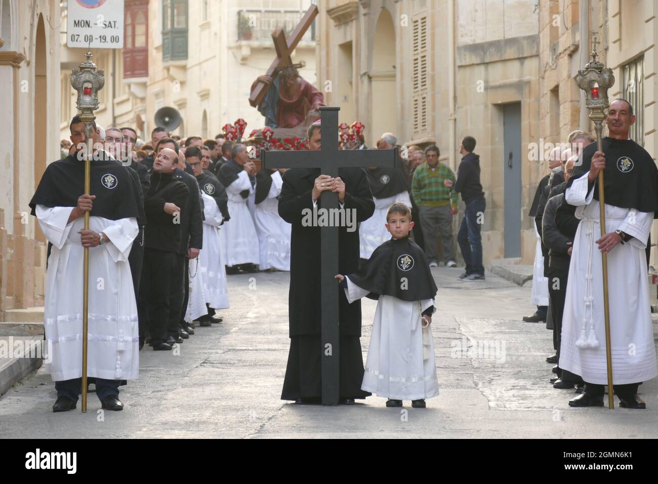 Le cardinal Mario Grech, secrétaire général du Synode, l'un des principaux prétendants à succéder au pape François en tant que nouveau pape, dirigeant les prières pour la pluie sur l'île de Gozo. Photo d'Adam Alexander Banque D'Images Le cardinal Mario Grech, secrétaire général du Synode, l'un des principaux prétendants à succéder au pape François en tant que nouveau pape, dirigeant les prières pour la pluie sur l'île de Gozo. Photo d'Adam Alexander Banque D'Images
