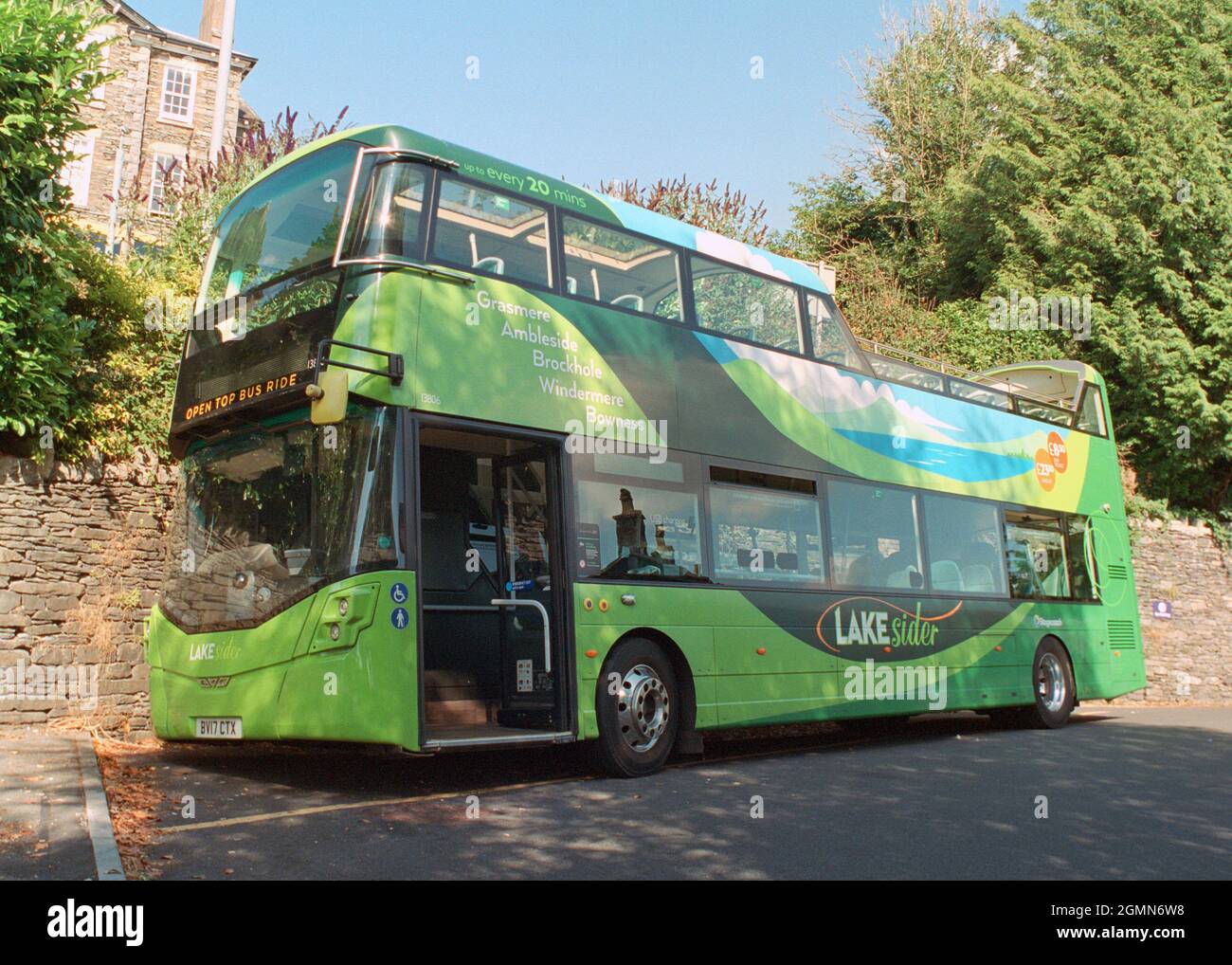 Windermere, Royaume-Uni - 5 août 2021 : un bus à impériale à la gare de Windermere. Banque D'Images