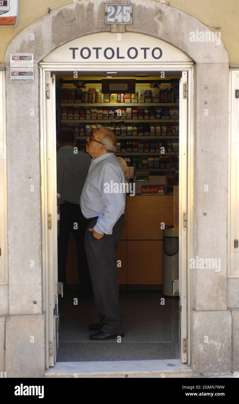 Vieil homme dans un magasin de tabac, Portugal, Lisbonne Banque D'Images