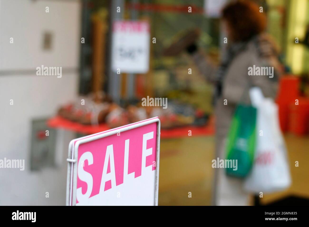 Vente dans un magasin de chaussures dans un centre commercial, Autriche Banque D'Images