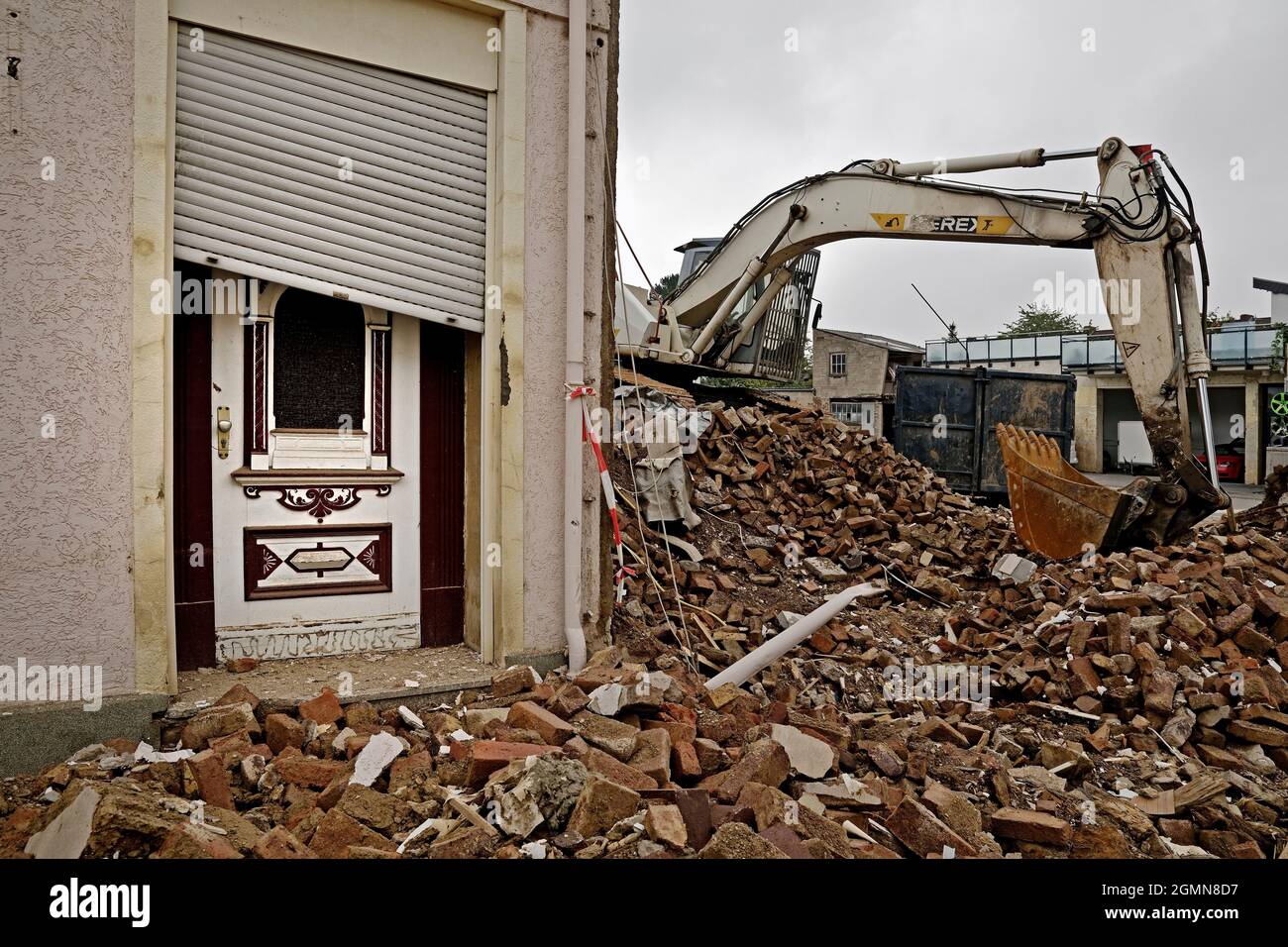 Catastrophe d'inondation 2021 Ahrtal, vallée de l'Ahr, opérations de nettoyage à la maison de spa à la rivière Ahr, Allemagne, Rhénanie-Palatinat, Eifel, Bad Banque D'Images