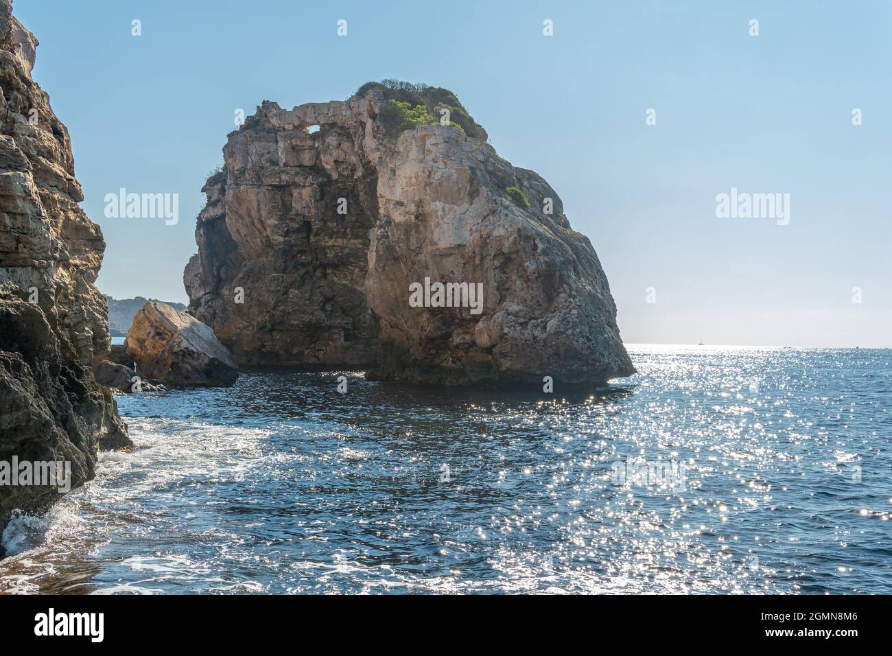 Formation rocheuse d'es Pontas sur la côte sud de l'île de Majorque au lever du soleil. Attraction touristique de la nature sauvage de la mer Méditerranée Banque D'Images