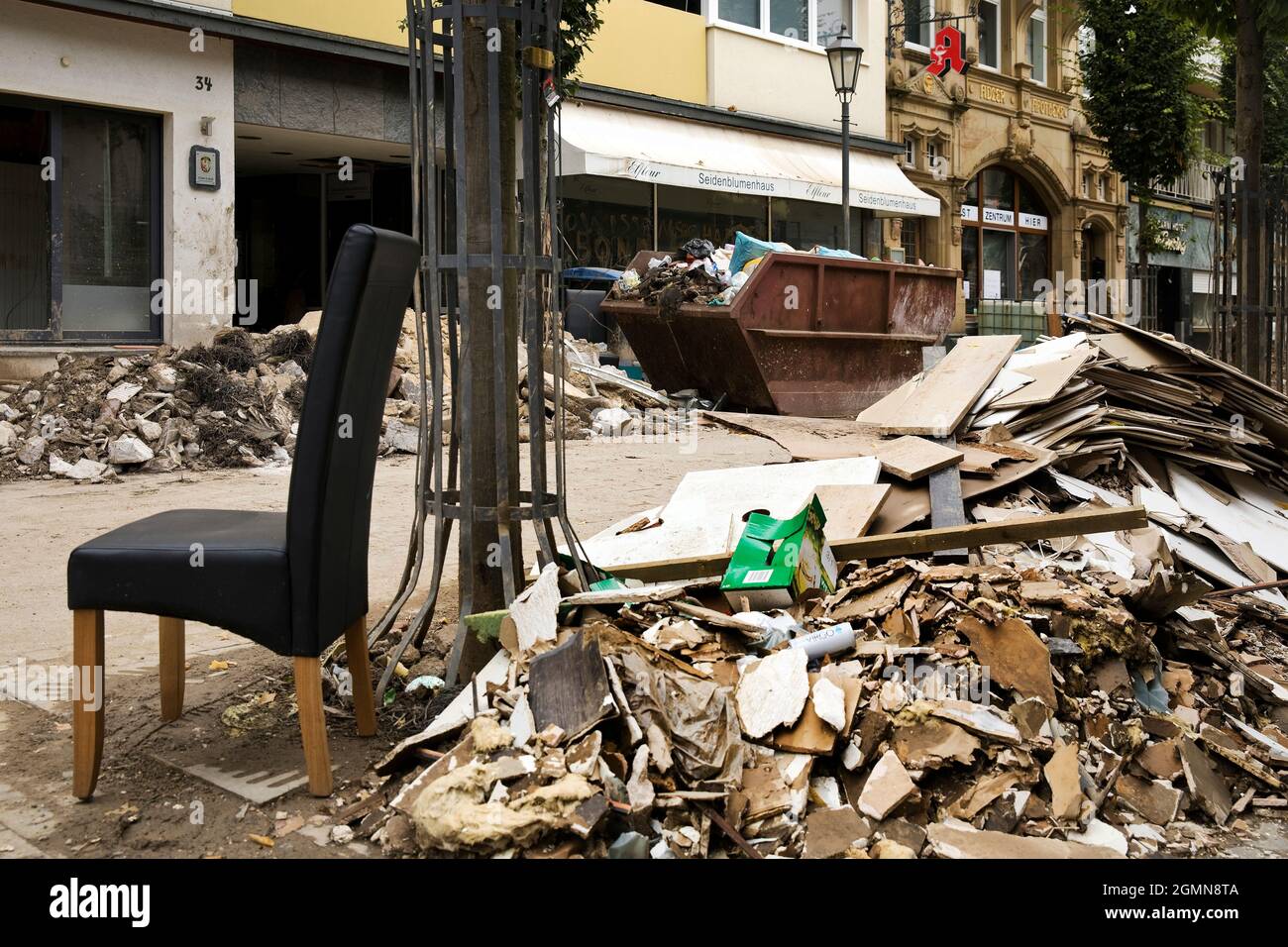 Catastrophe d'inondation 2021 Ahrtal, vallée de l'Ahr, opérations de nettoyage à la maison de spa à la rivière Ahr, Allemagne, Rhénanie-Palatinat, Eifel, Bad Banque D'Images