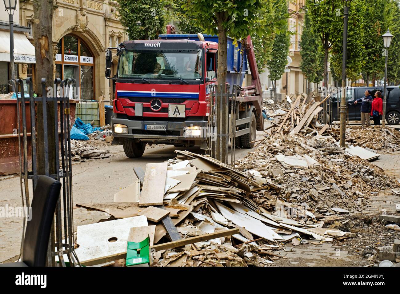 Catastrophe d'inondation 2021 Ahrtal, vallée de l'Ahr, opérations de nettoyage à la maison de spa à la rivière Ahr, Allemagne, Rhénanie-Palatinat, Eifel, Bad Banque D'Images