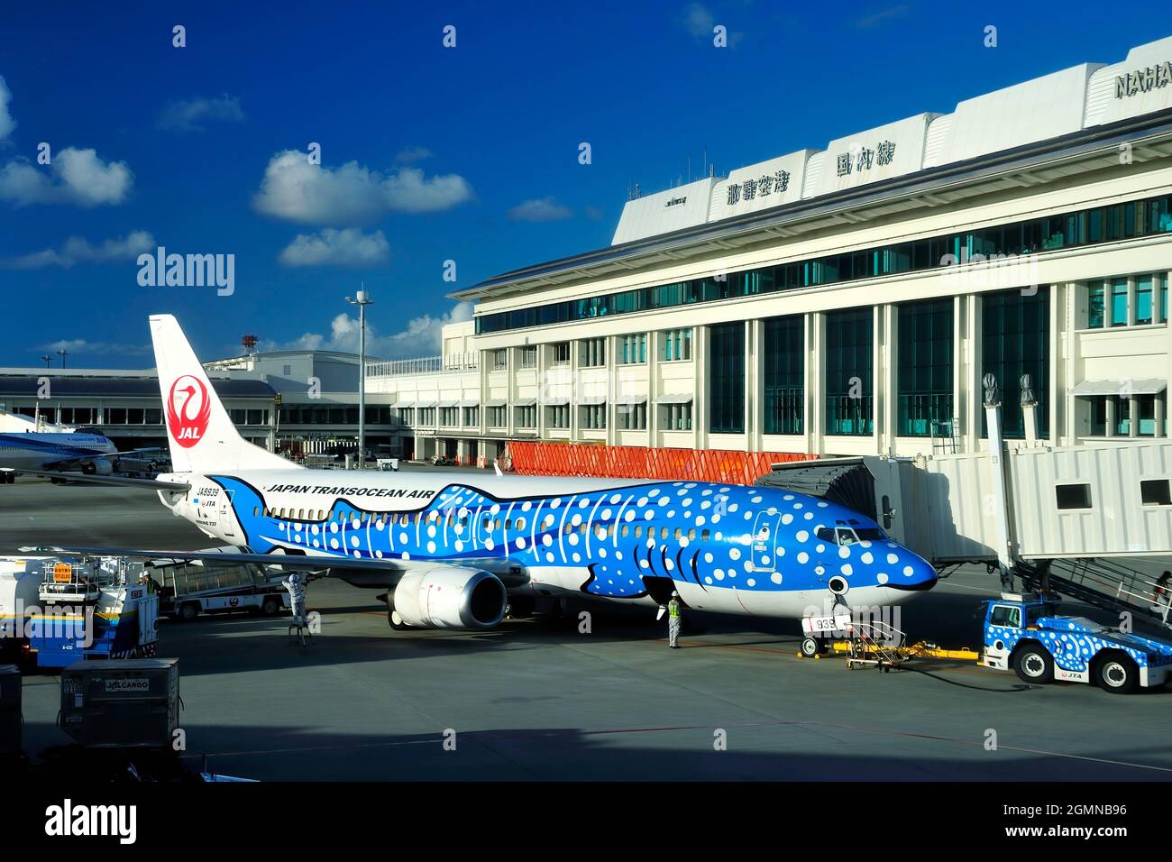 Blue Whaleshark, Boeing B-737/400, JA8939, Japan Transocean Airline, JTA, aéroport de Naha, Okinawa, îles Ryukyu, Japon Banque D'Images