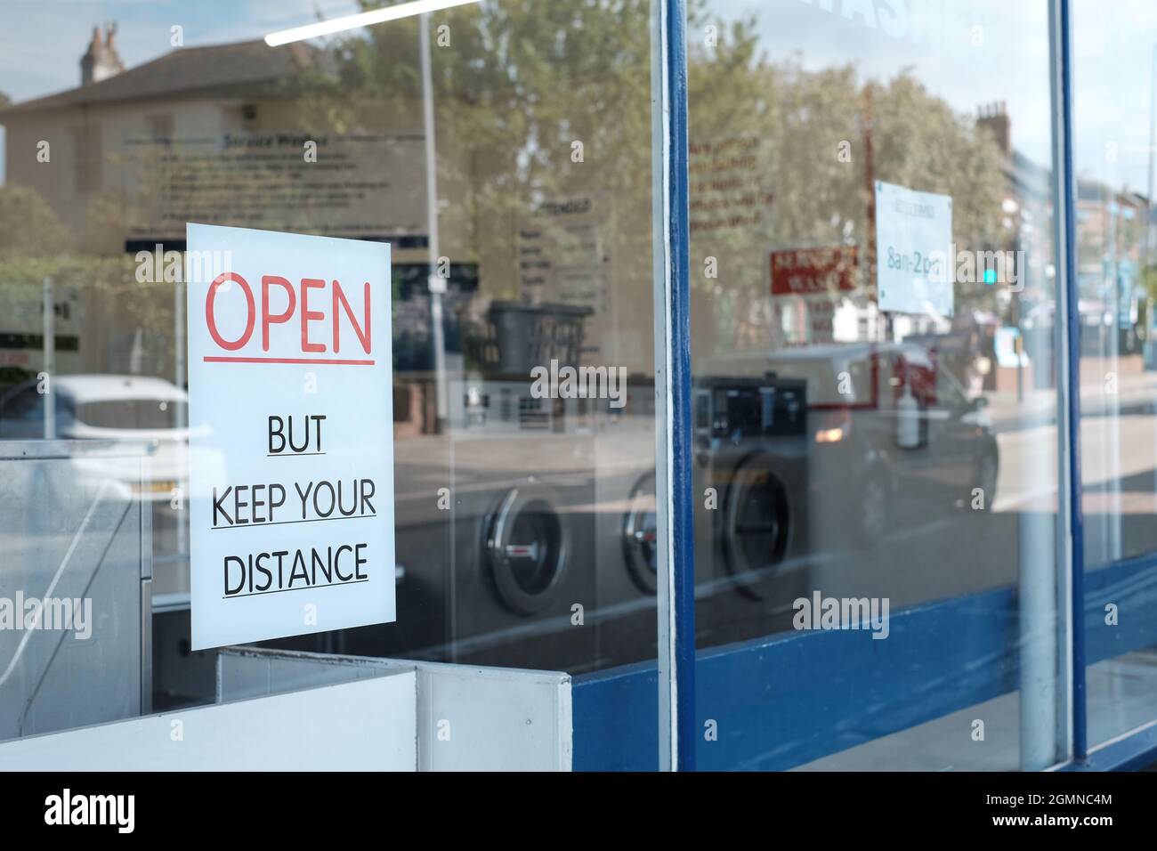 Les activités de la laverie ont rouvert après que des locklockdowns covid demandent aux clients de rester conscients de la nouvelle sfaety normale par le biais de la distanciation de socaille. Banque D'Images