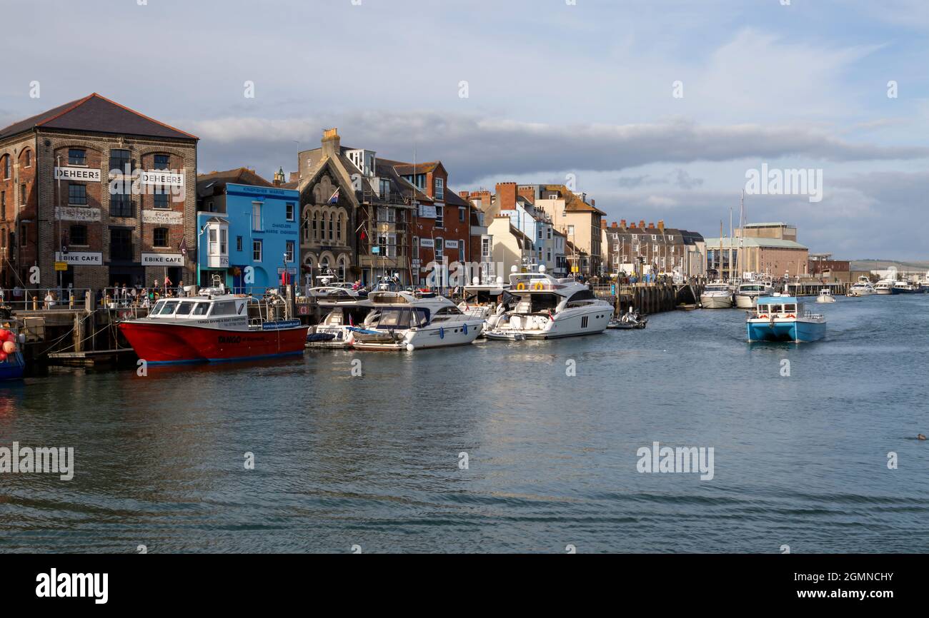 Editorial Weymouth, Royaume-Uni - 11 septembre 2021 : bateaux de pêche en activité amarrés à Custom House Quay à Weymouth, Angleterre Banque D'Images