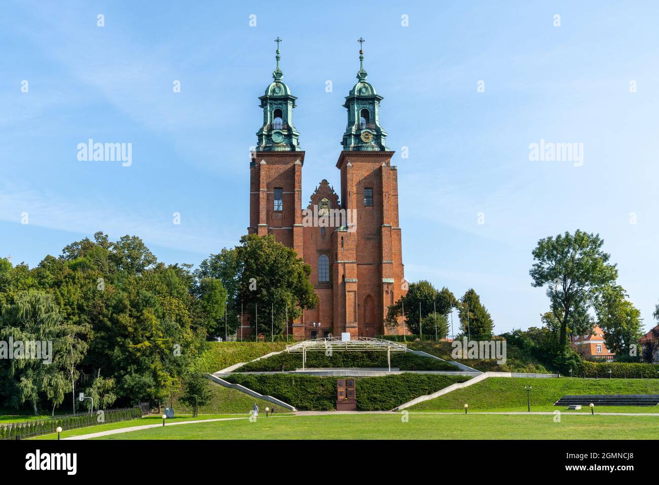 Gniezno, Pologne - 7 septembre 2021 : vue horizontale de la cathédrale royale de Gniezno dans le centre de la Pologne Banque D'Images