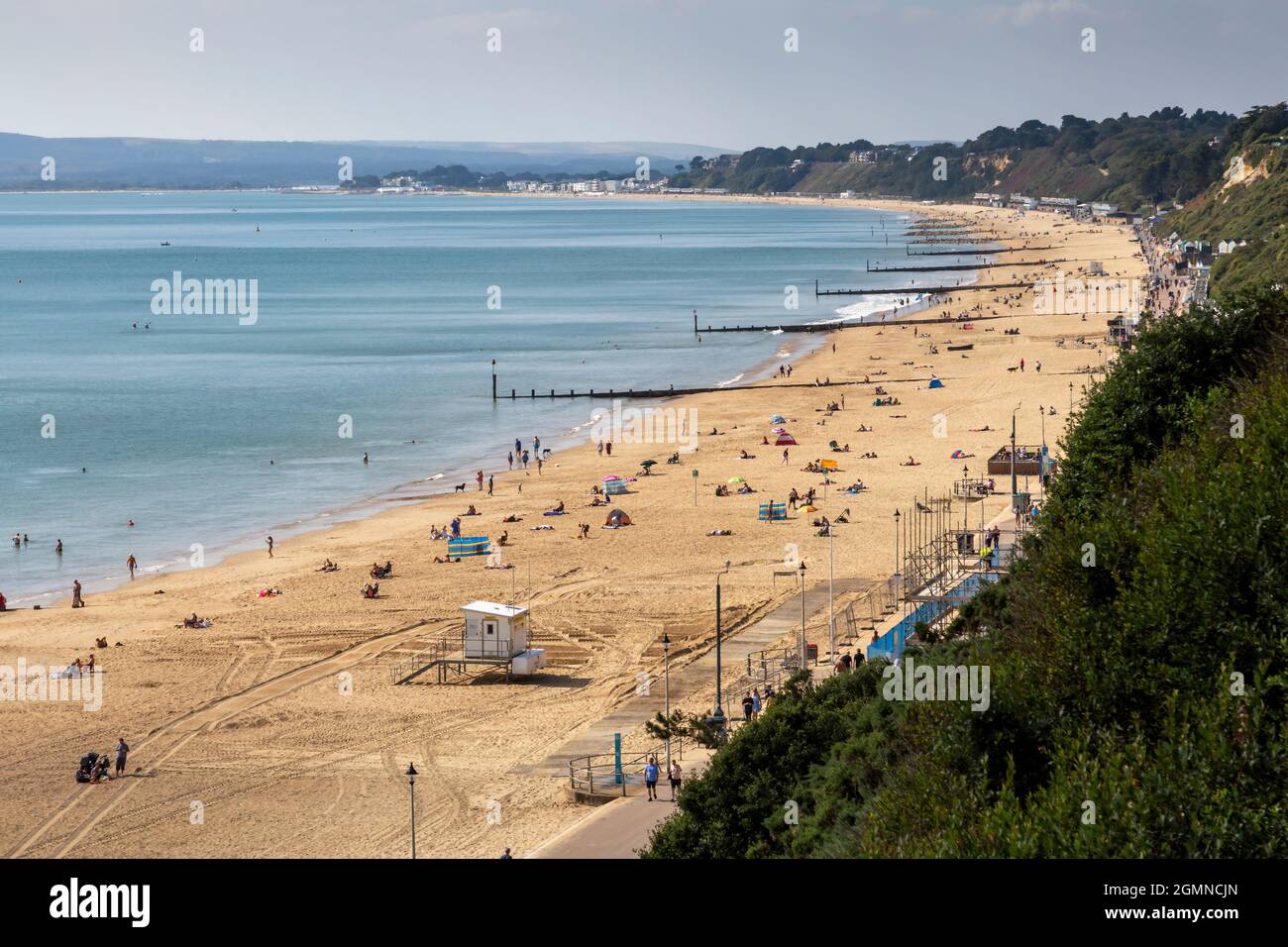 Editorial Bournemouth, Royaume-Uni - 15 septembre 2021 : des vacanciers observant des distances sociales sur la plage West Cliff Beach de Bournemouth, en Angleterre, au Royaume-Uni Banque D'Images