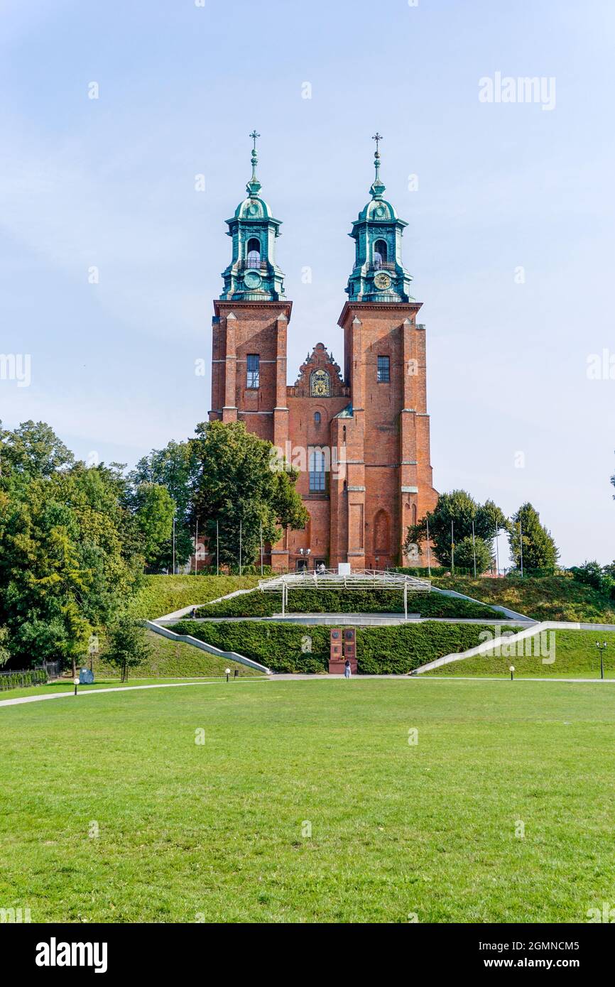 Gniezno, Pologne - 7 septembre 2021 : vue verticale de la cathédrale royale de Gniezno dans le centre de la Pologne Banque D'Images