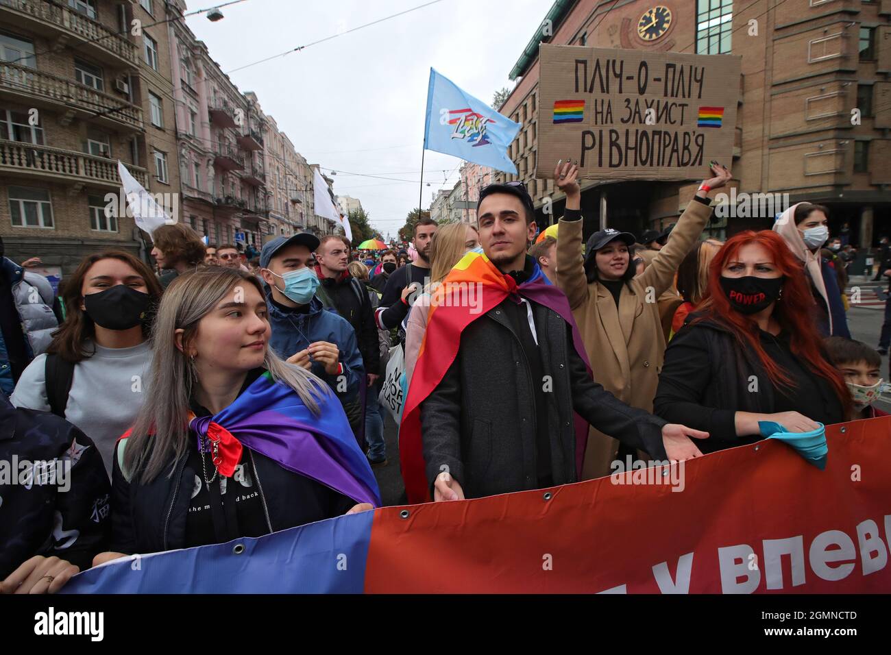 KIEV, UKRAINE - 19 SEPTEMBRE 2021 - des manifestants marchent dans les rues pour soutenir la communauté LGBTQ sous le slogan 'side by Side to Protect Equ Banque D'Images