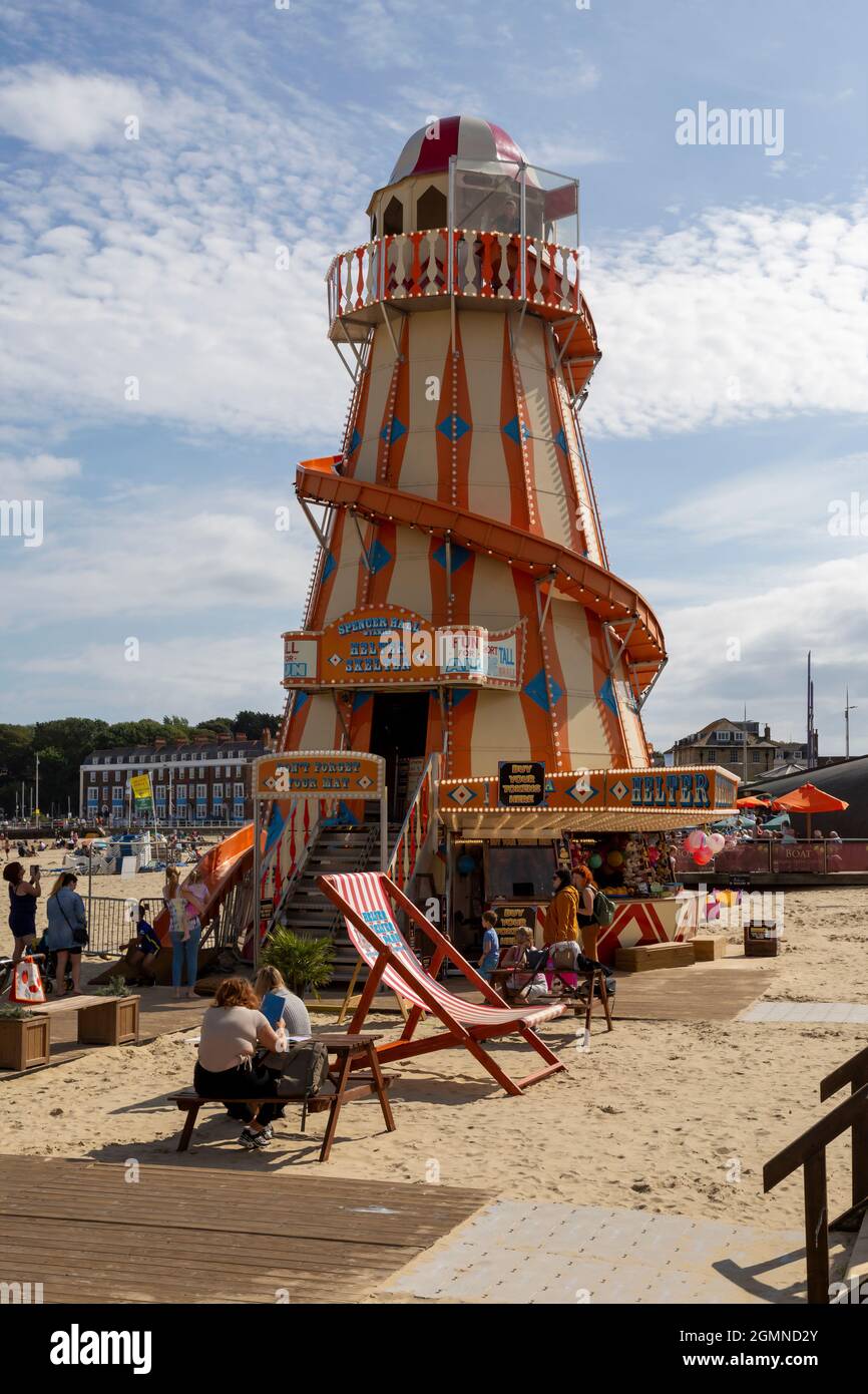 Editorial Weymouth, Royaume-Uni - 11 septembre 2021 : Une scène estivale sur la plage de Weymouth en Angleterre avec une diapositive Helter Skelter. Banque D'Images