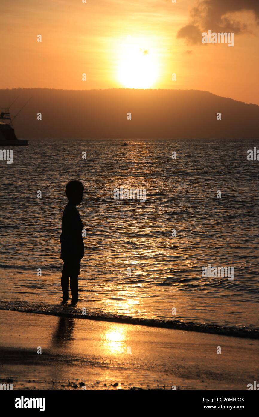 Banyuwangi, Indonésie - 24 juillet 2020 : vue magnifique sur le lever du soleil sur la plage. Idéal pour la nature. Silhouettes. Papier peint. Banque D'Images