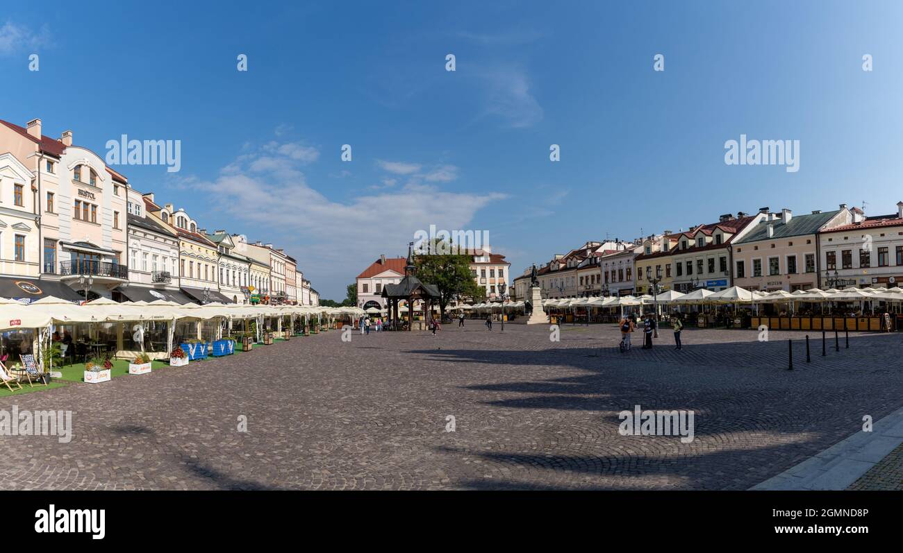 Rzeszow, Pologne - 14 septembre 2021 : vue sur la place du marché dans la vieille ville historique de Rzeszow Banque D'Images