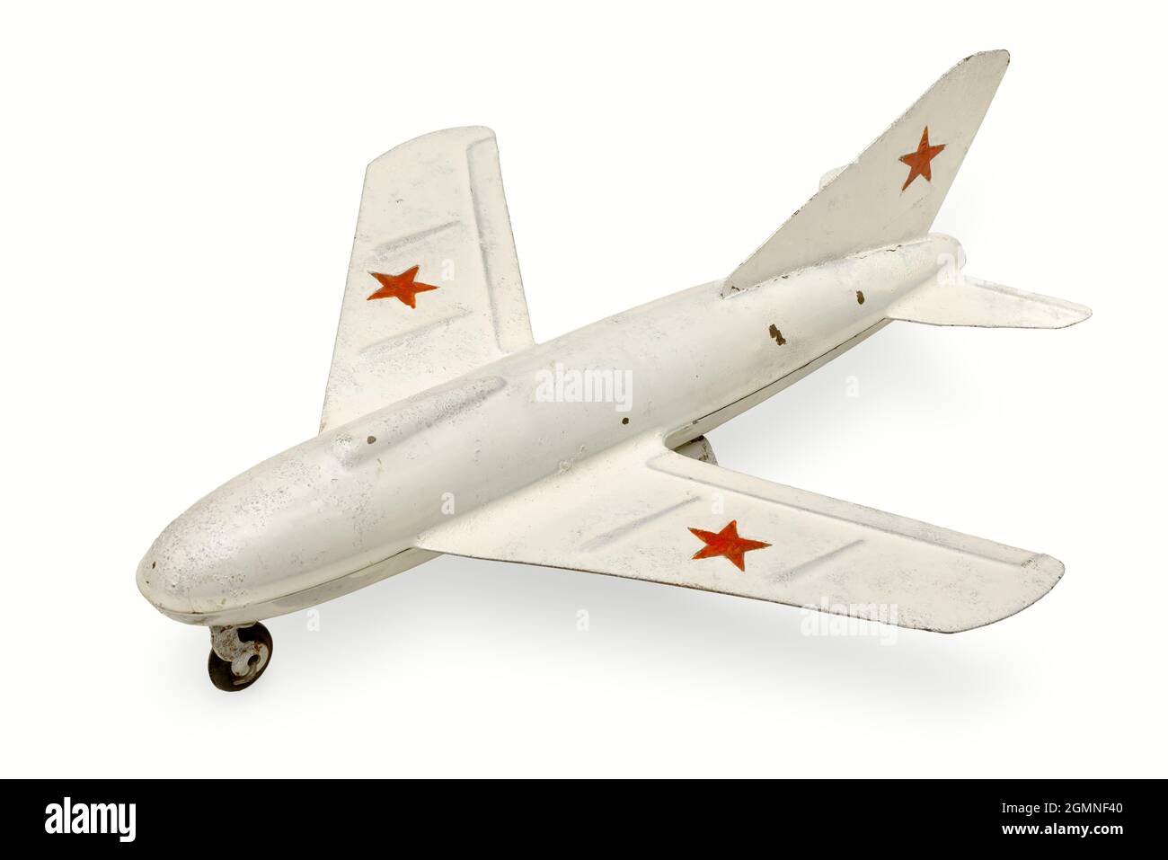 Objets isolés : ancien avion de jouet en étain, chasseur de jet soviétique générique, sur fond blanc Banque D'Images