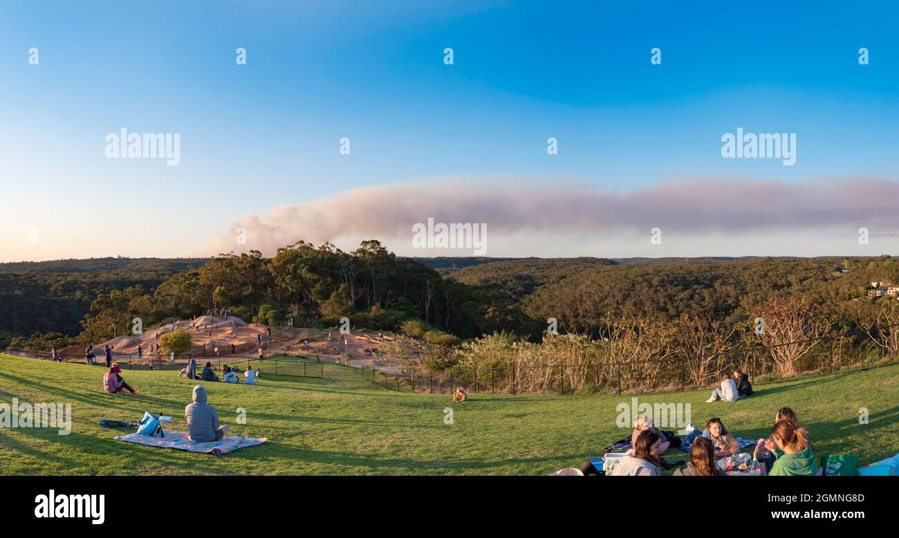 Wahroonga, Sydney, Australie 2021 sept : alors qu'un feu de brousse de début de saison brûle dans la vallée suivante, les gens pique-niquent par groupes de 5 pour la première fois depuis juin Banque D'Images