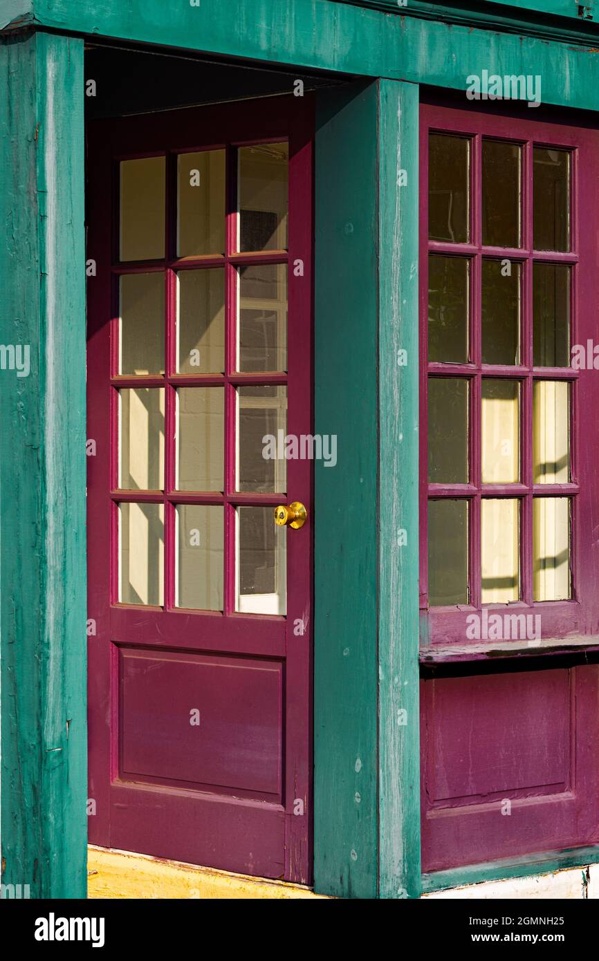 Porte et fenêtre violettes avec cadre en bois vert Banque D'Images