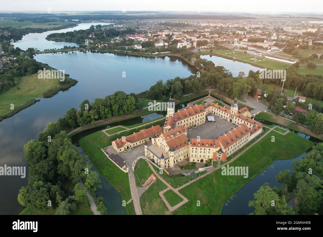 Château de Niasvizh en arrière-plan de la ville vue aérienne de dessus de drone Banque D'Images