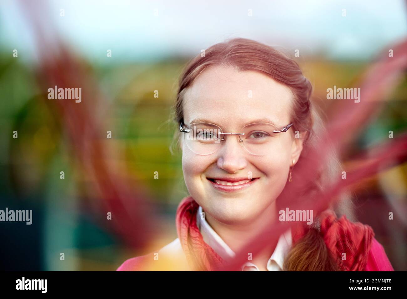 Portrait d'une jeune femme européenne souriante portant des lunettes de dioptrie. Banque D'Images