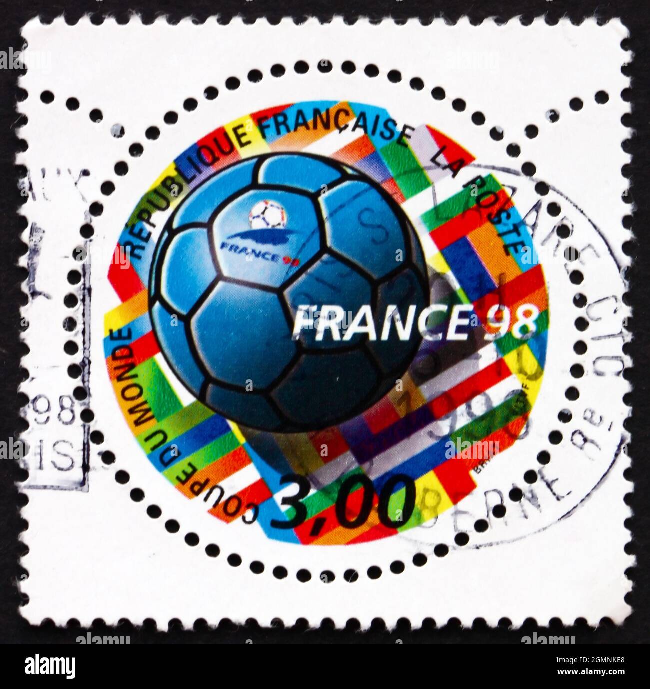 FRANCE VERS 1998 un timbre imprimé en France montre le ballon de football et les drapeaux FRANCE VERS 1998 un timbre imprimé en France montre le ballon de football et les drapeaux