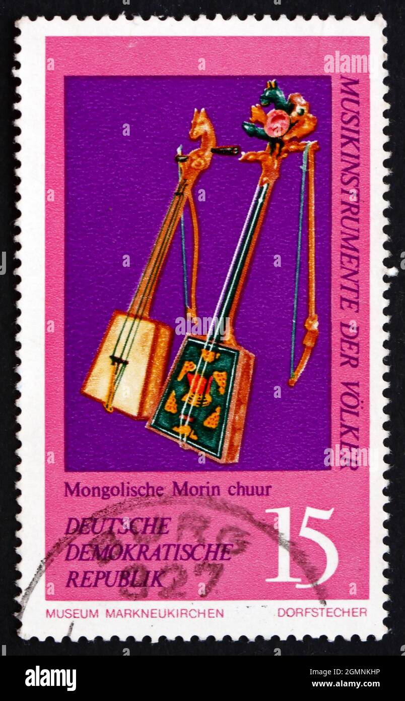 RDA - VERS 1971 : un timbre imprimé en RDA montre deux Morin Khuur, Mongolie, instruments de musique du Musée de la musique de Markneukirchen, vers 1971 Banque D'Images