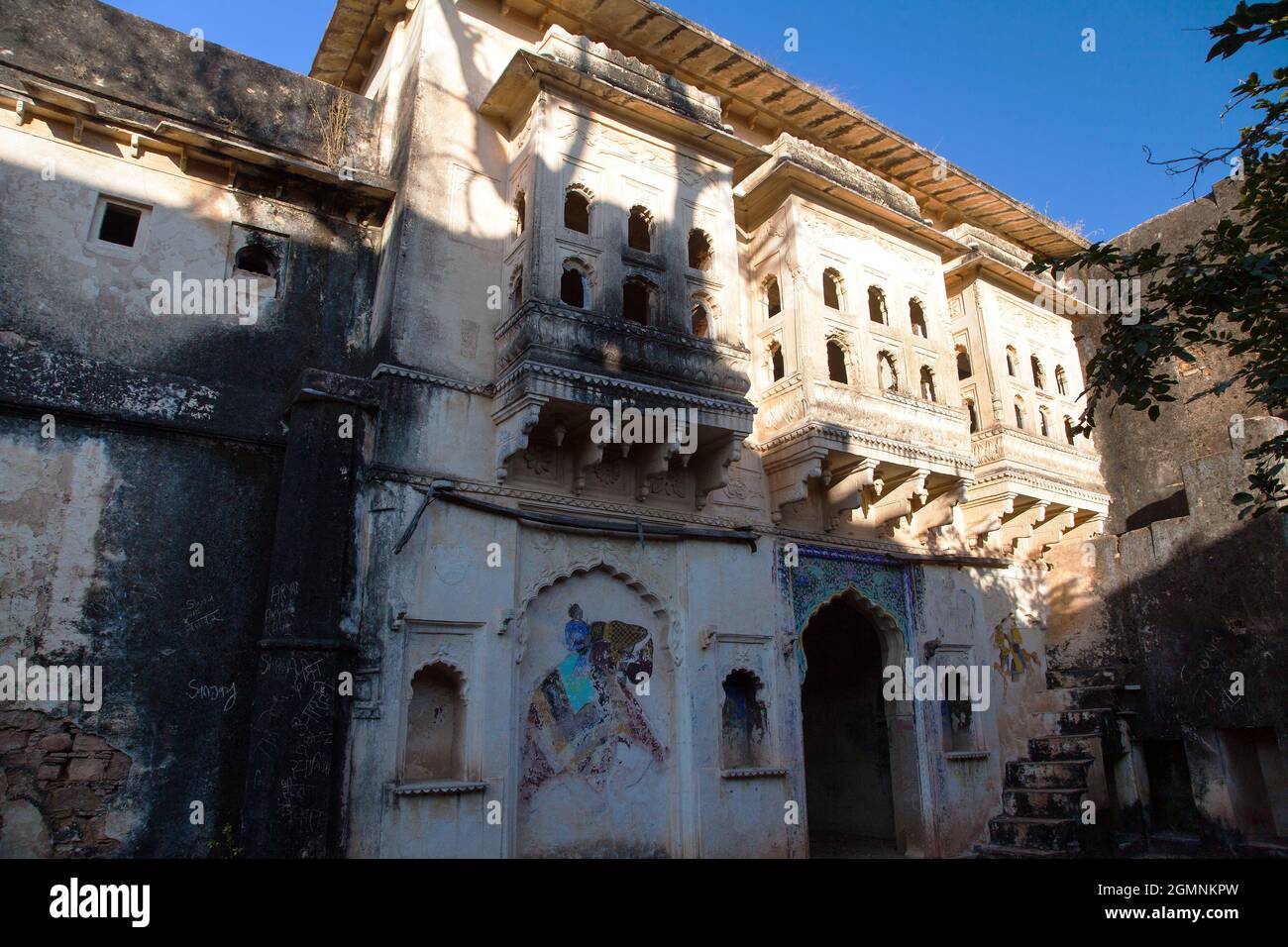 Détail de la partie supérieure du fort de Taragarh dans la ville de Bundi, forteresse médiévale typique au Rajasthan, Inde Banque D'Images