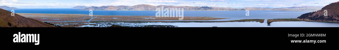 Vue panoramique sur le lac Titicaca depuis la ville de Puno Altiplano Pérou Banque D'Images