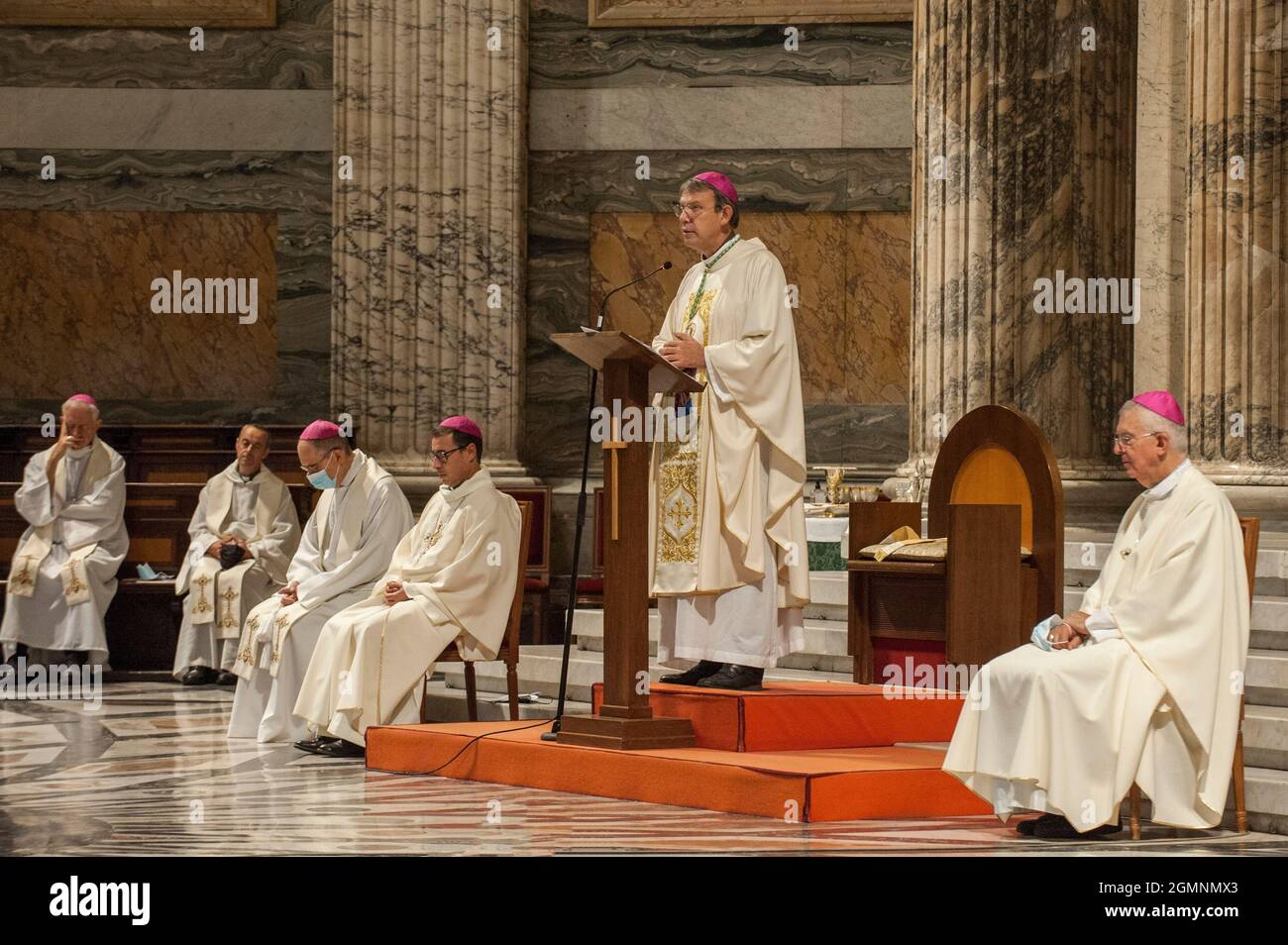 Italie, Rome, Vatican, 21/09/20. Msg. Dominique Blanchet, Evêque de Créteil, célèbre la messe dans la basilique Saint-Paul à l'extérieur des murs, lors de la visite ad Limina de la Conférence épiscopale française (diocèses de Paris, Lyon, Créteil et Ordinariat militaire. Banque D'Images