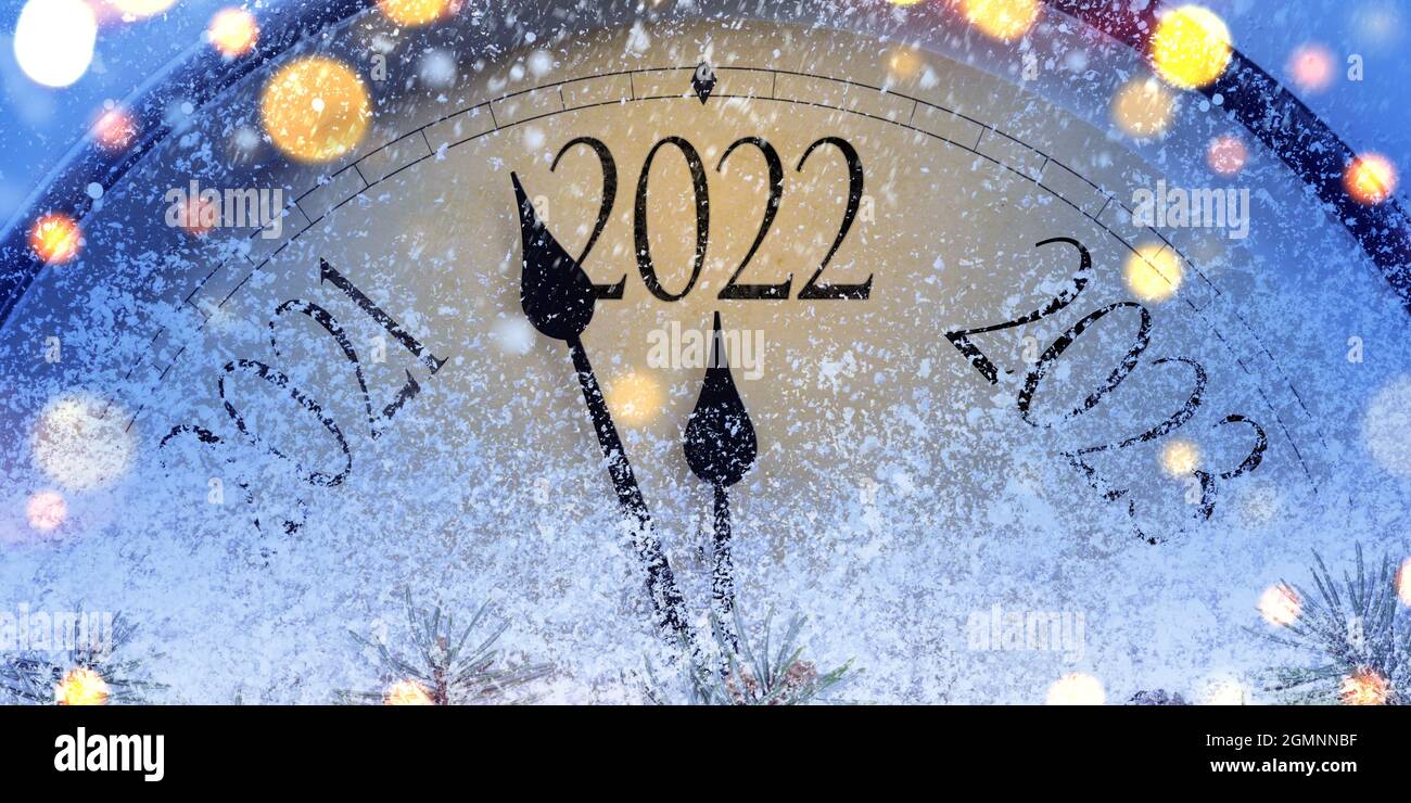 Compte à rebours jusqu'à minuit. Horloge rétro comptant les derniers  instants avant Noël ou le nouvel an 2022 Photo Stock - Alamy