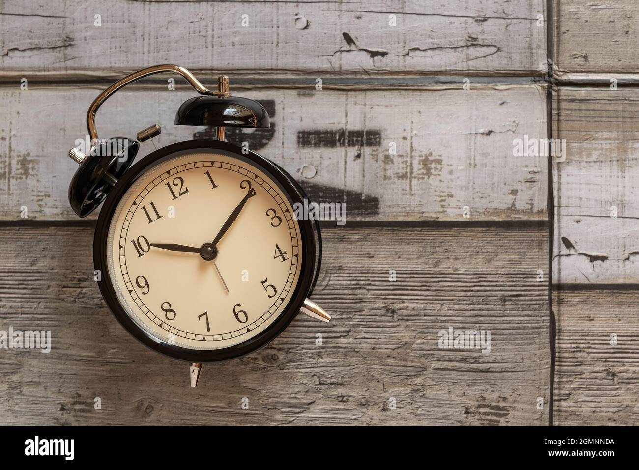 Réveil rétro noir sur fond de bois Banque D'Images