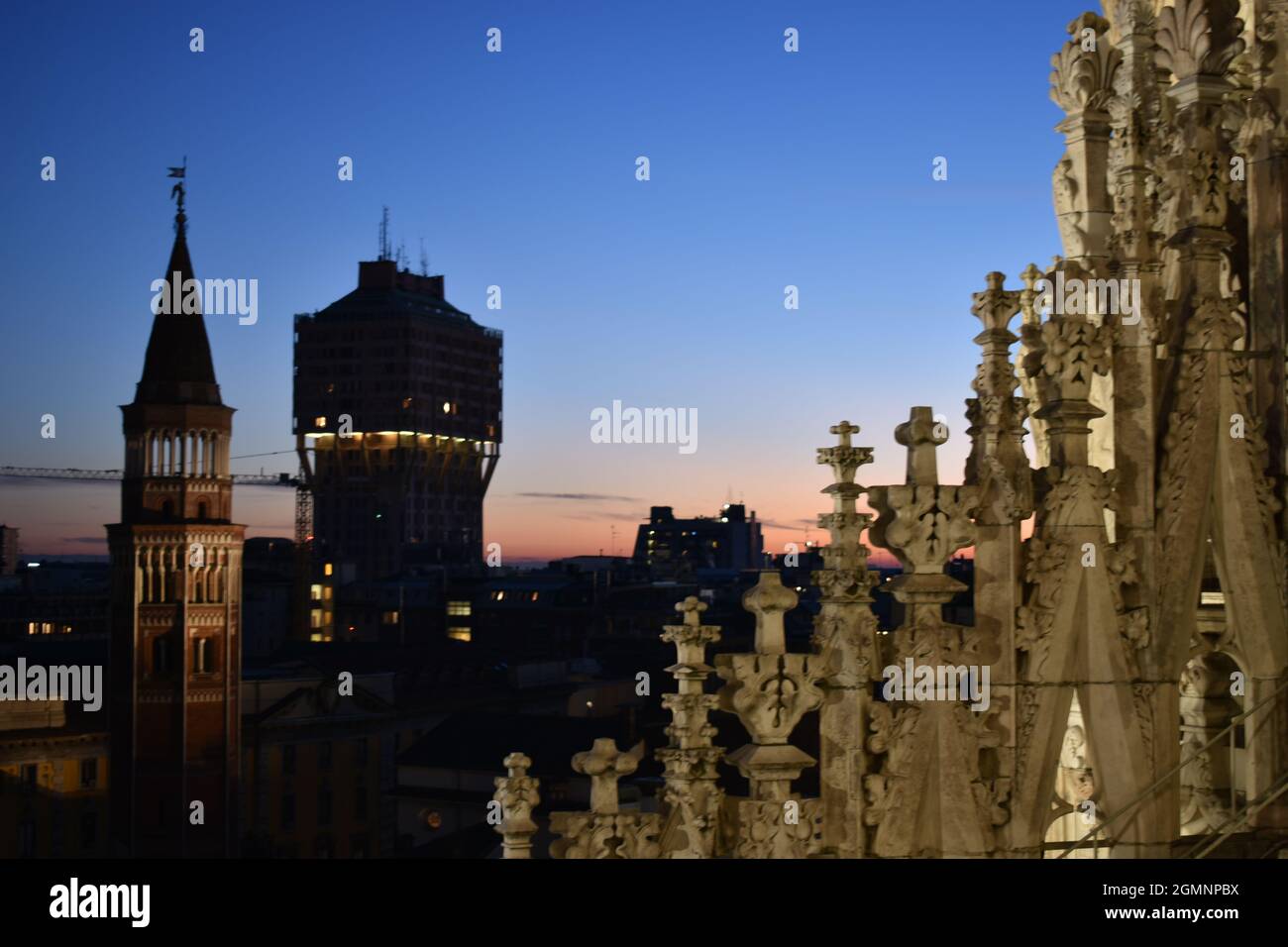 Vue sur la tour depuis le toit du Duomo di Milano Banque D'Images