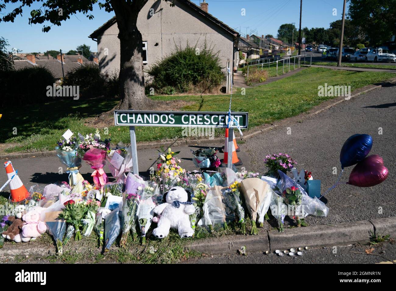 Hommages floraux sur la scène de Chandos Crescent à Killamarsh, près de Sheffield, où quatre personnes ont été trouvées mortes dans une maison dimanche. La police de Derbyshire a déclaré qu'un homme est en garde à vue et qu'il ne cherche personne d'autre en relation avec la mort. Date de la photo: Lundi 20 septembre 2021. Banque D'Images