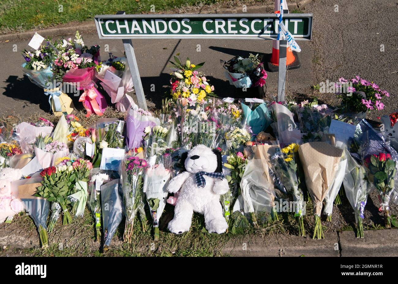 Hommages floraux sur la scène de Chandos Crescent à Killamarsh, près de Sheffield, où quatre personnes ont été trouvées mortes dans une maison dimanche. La police de Derbyshire a déclaré qu'un homme est en garde à vue et qu'il ne cherche personne d'autre en relation avec la mort. Date de la photo: Lundi 20 septembre 2021. Banque D'Images