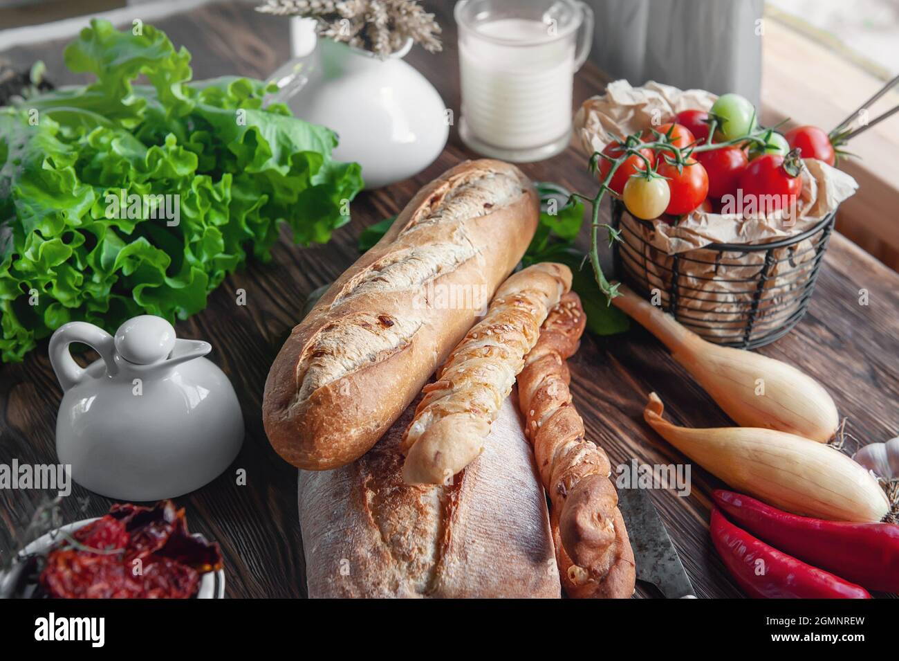 Un assortiment de différents types de pain. Pain de ciabatta italien, graissini aux tomates