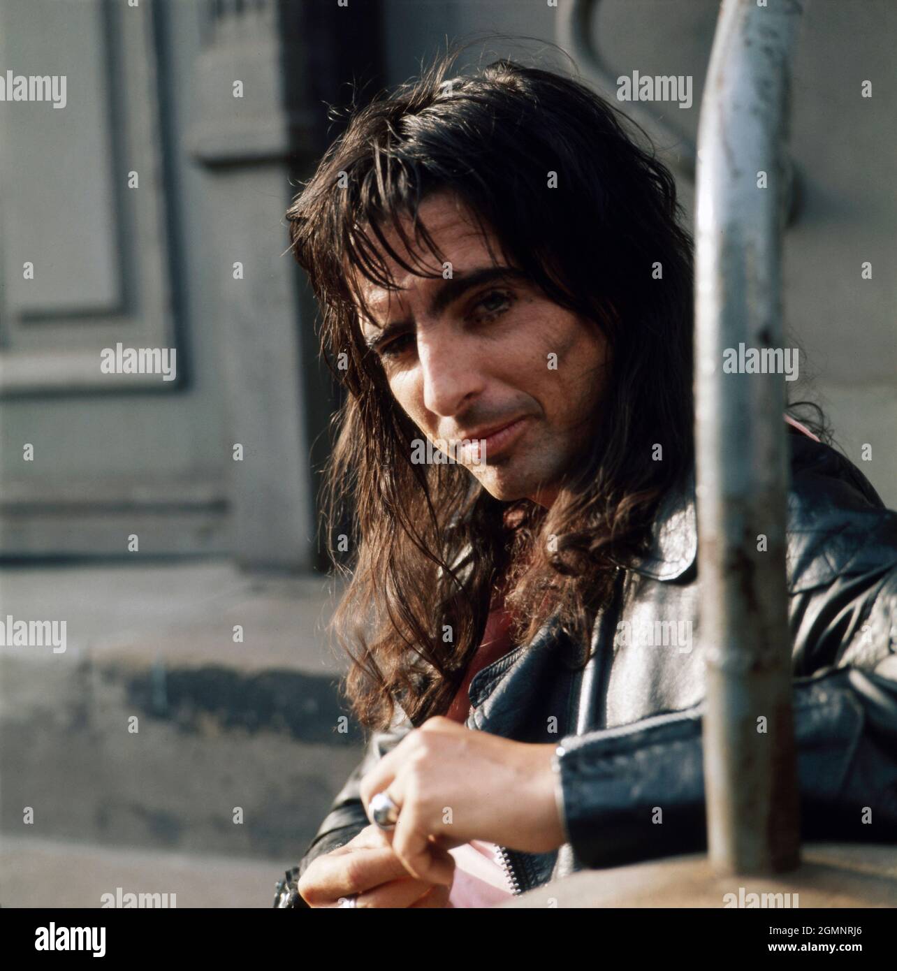 Alice Cooper, geboren als Vincent Damon Furnier, amerikanischer Rockmusiker, BEI einer Deutschland-Tour vers 1972. Alice Cooper, née Vincent Damon Furnier, musicien de rock américain, en tournée en Allemagne vers 1972. Banque D'Images