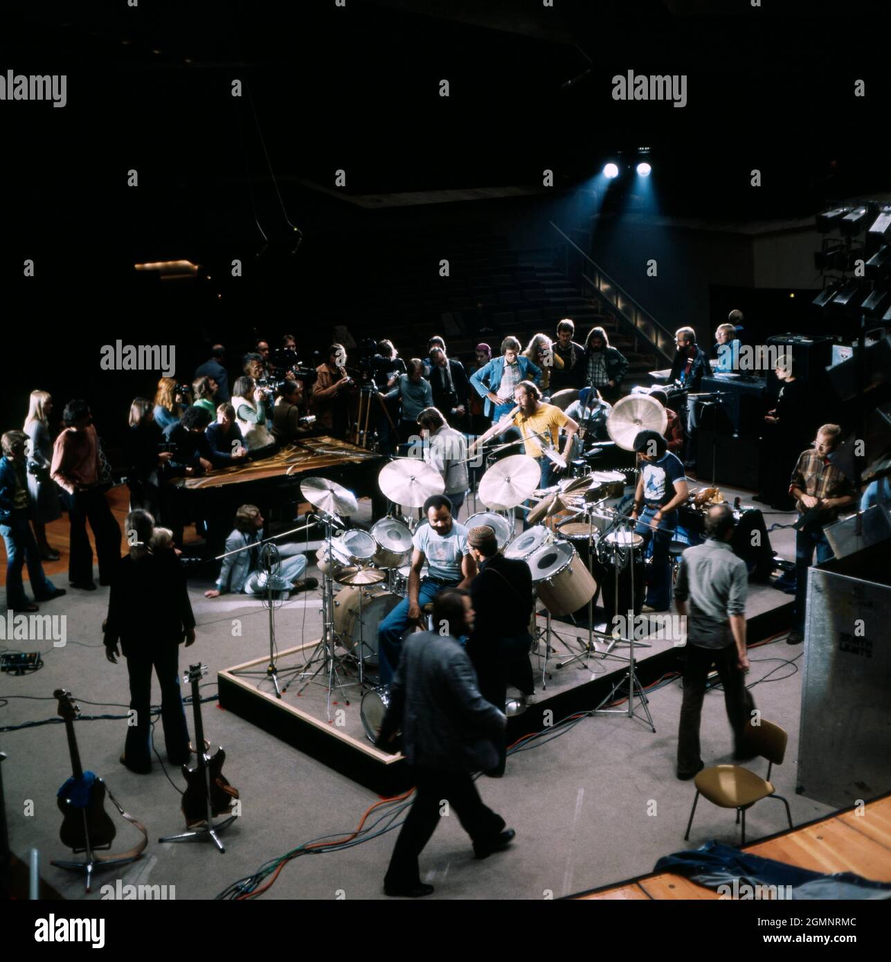 Jazz im ZDF, Jazz-Fusion-Band WEATHER REPORT, Aufbau vor dem Konzert, 1976. Evénement TV allemand: Jazz im ZDF, Jazz Fusion Band Weather Report, Configuration avant le concert, 1976. Banque D'Images