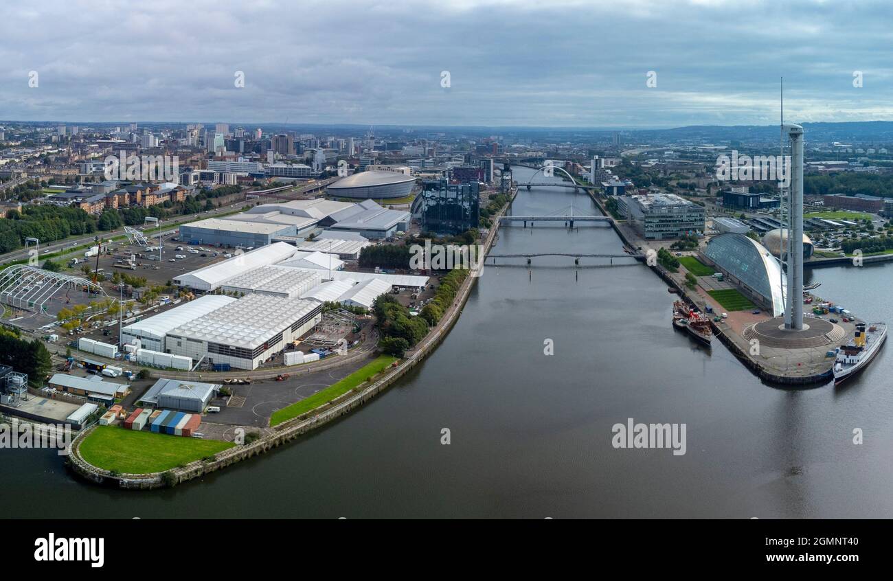Glasgow, Écosse, Royaume-Uni. 20 septembre 2021. Vues aériennes du site de la conférence et du sommet internationaux COP26 sur les changements climatiques qui se tiendra à Glasgow en novembre 2021. Le site se trouve à côté de la rivière Clyde, sur le campus de l'événement écossais, et de grandes structures temporaires sont érigées pour abriter les dizaines de milliers de délégués, les chefs d'État et les journalistes qui assisteront à l'événement de deux semaines. Iain Masterton/Alay Live News. Banque D'Images