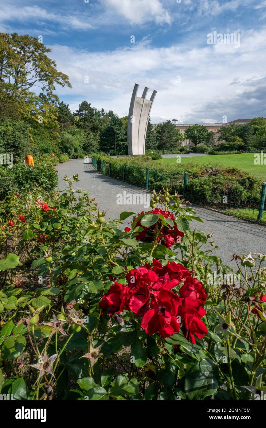 Platz der Luftbrücke, Luftbrückendenkmal, Rosen, Tempelhof, Berlin, Hungerharke, Allemagne, Banque D'Images