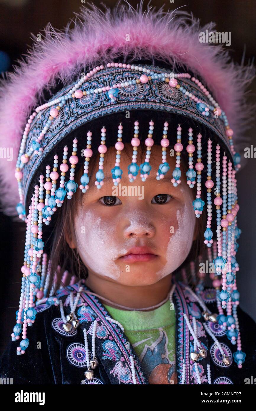 Nan, Thaïlande - 22 DÉCEMBRE 2011 : portrait d'une petite fille de la tribu Hmong en vêtements traditionnels lors de la célébration du nouvel an Hmong. Khun Sato. Banque D'Images