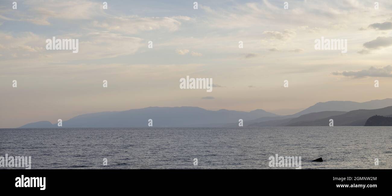 Les pentes des chaînes de montagnes au coucher du soleil. Perspective atmosphérique. Paysage de montagnes et de la mer Noire. Banque D'Images