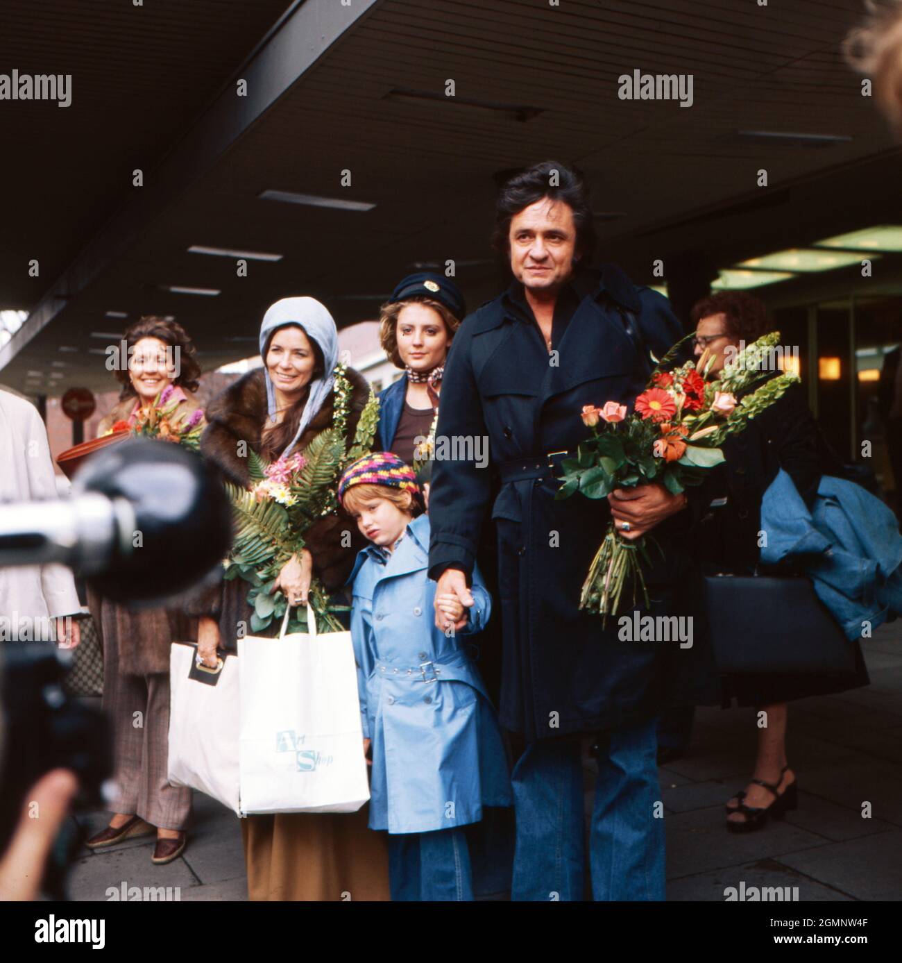 Johnny Cash, amerikanischer Countrysänger und Songschreiber, mit Ehefrau June und Sohn John carter Cash, Deutschland UM 1976. Johnny Cash, auteur-compositeur et country américain, avec son épouse June et son fils John carter Cash, Allemagne vers 1976. Banque D'Images